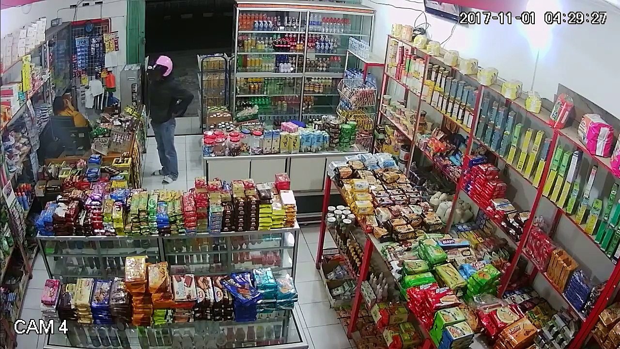 Le gérant d'une boutique fait la sieste, un voleur en profite !