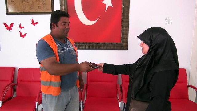 Suriyeli kadın, bulduğu cüzdanı sahibine ulaştırdı - ANTALYA