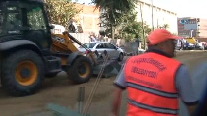 İBB'ye bağlı ekipler yolu trafiğe kapatarak kumlama çalışması yaptı