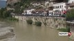 Report TV - Ujërat e zeza ‘pushtojnë’ lumin Osum në Berat, banorët: Era e keqe ndihet kudo