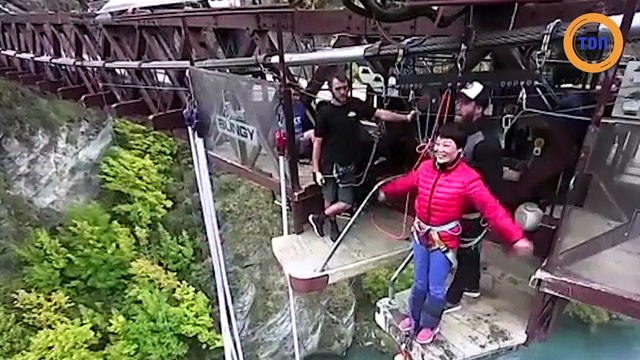 Une touriste chinoise qui ne parle pas l'anglais ne saute pas à l'élastique car elle ne saisit pas le mot jump !