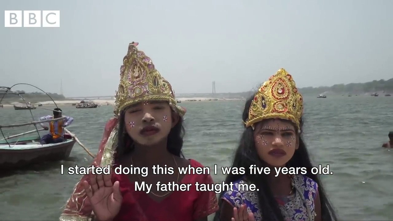 Fishing for coins to survive in India - BBC News