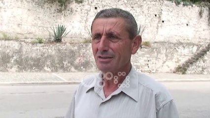 Ora News - Ndotja e Osumit, mbetje dhe aromë e keqe pëgjatë lumit në Berat