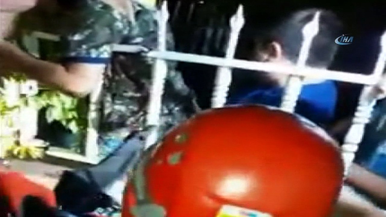 Üzerinden atlamak istediği korkuluk koluna saplandı