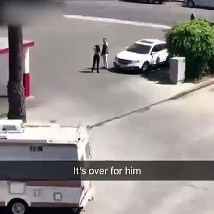 Ce pauvre gars se fait pourrir par sa copine... mais ça termine bien