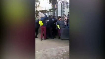 Los mossos del 155 incapaces de impedir que los extremistas cerquen el Parlament