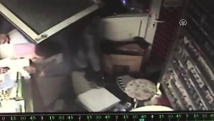 Hırsızlık Anı Güvenlik Kamerasında