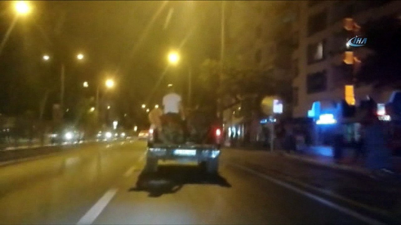 Kamyonetin üstündeki motosikletin koltuğunda seyahat eden vatandaş görenleri şaşırttı