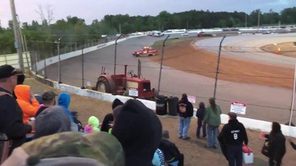 Un tracteur fantome prend la fuite en pleine course