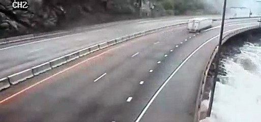 WATCH THIS CRAZY ROCK FALL