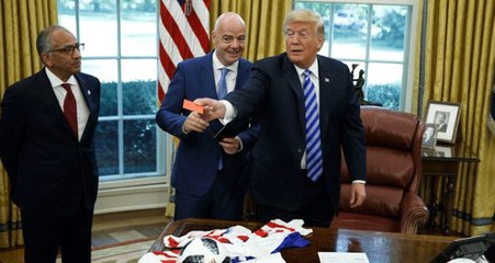 FIFA Başkanı Infantino, ABD Başkanı Donalt Trump'a Kırmızı Kart Hediye Etti