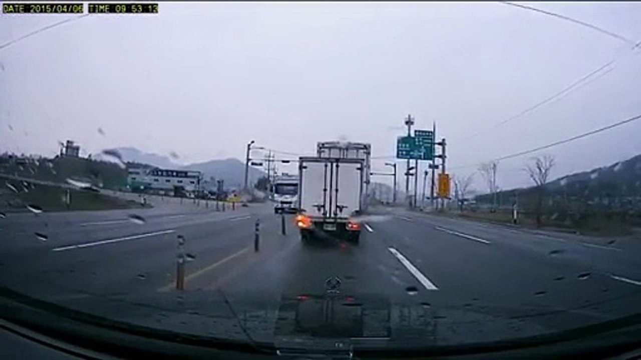 WATCH THESE TWO BIG RIGS COLLIDE