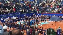 Vicky Jiménez amb el trofeu de guanyadora de l'Open Banc Sabadell sub-14, a la pista central del Reial Club de Tennis de Barcelona amb Rafa Nadal.