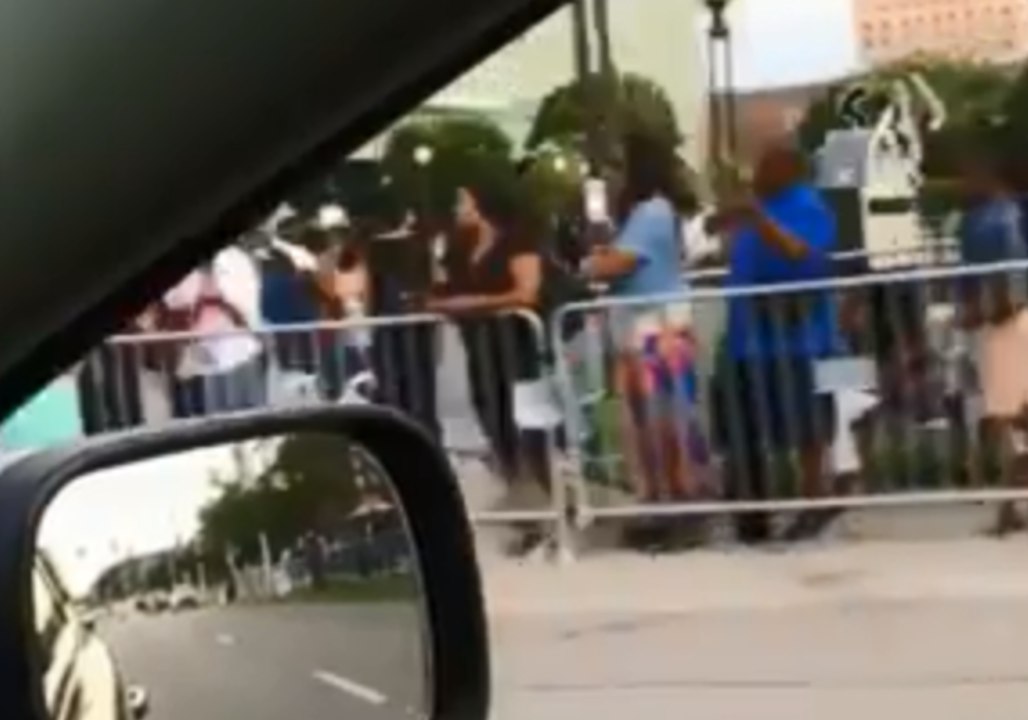Fans Queue to Pay Final Respects to Aretha Franklin in Detroit
