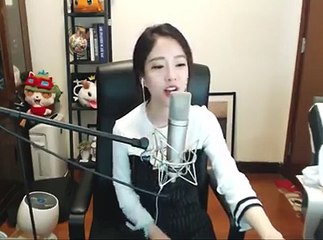 Nữ streamer kiếm 33 tỷ 1 năm, lỡ nghe là nghiện Cre: Despacito cover by Feng Timo