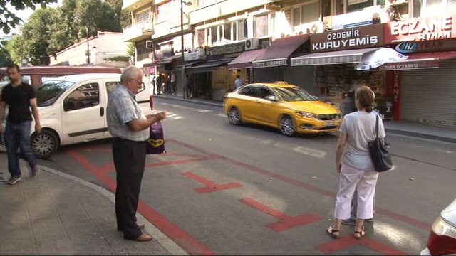 Otobüsten inen kadın seyir halindeki taksiye çarptı, o anlar kameraya böyle yansıdı