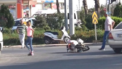 Motosikletli Aile Kaza Yaptı, İlk Müdahaleyi Vatandaşlar Yaptı