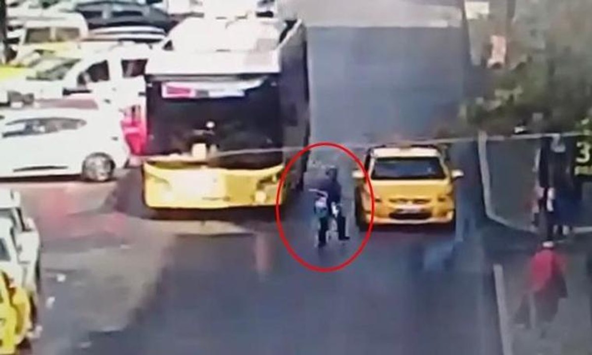 Otobüsten inen kadın, seyir halindeki taksiye çarptı