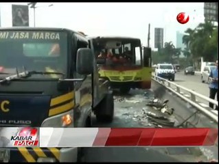 Dua Bus Rombongan Buruh Terlibat Kecelakaan Beruntun