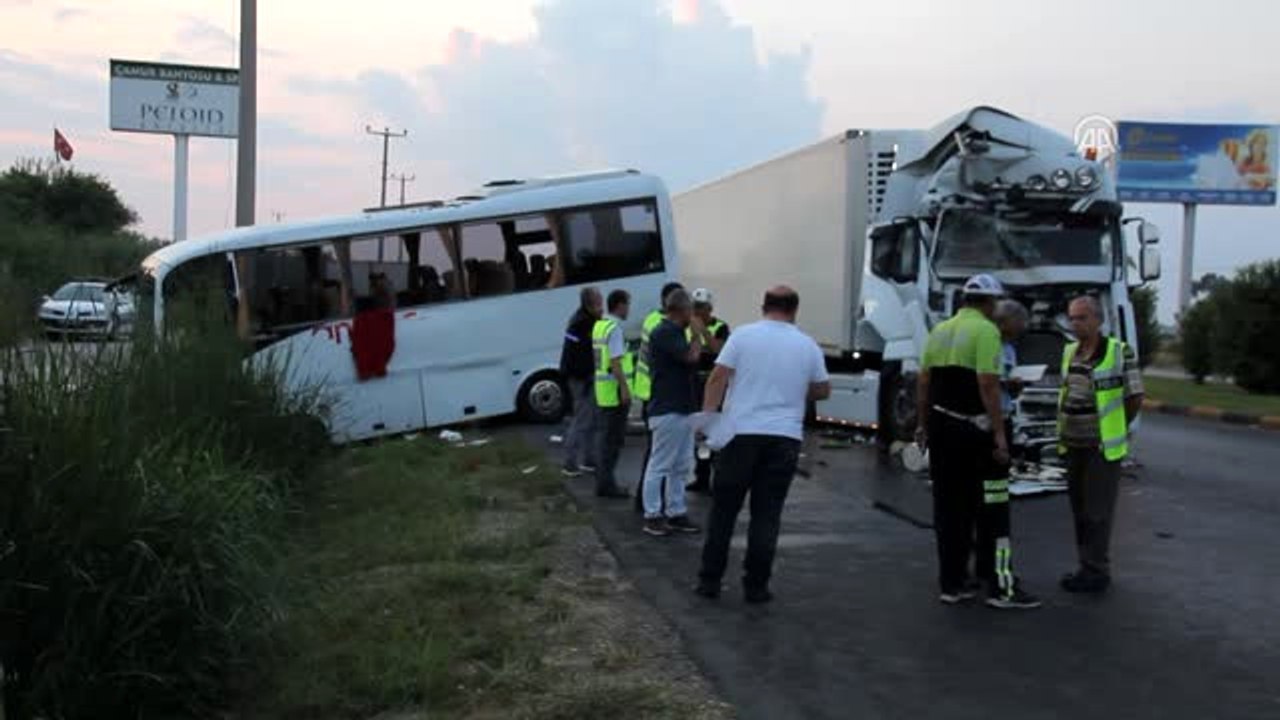 Turist Taşıyan 2 Midibüs ile Bir Tır Çarpıştı: 15 Yaralı