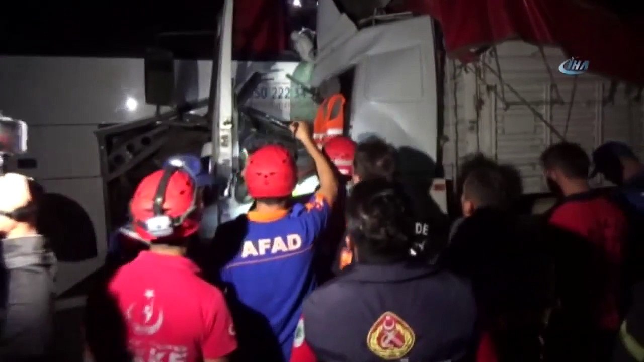 Emniyet Şeridinde Duran Otobüse Kamyon Arkadan Çarptı: 1 Ölü 4 Yaralı