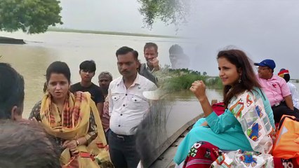 बाढ़ का निरीक्षण करने पहुंची डीएम, नाव के ऊपर बना डाला पिकनिक स्पॉट