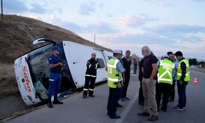 Amasya'da yolcu otobüsü devrildi