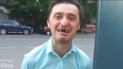 Zahnlos Obdachloser Spielen mit Kindern