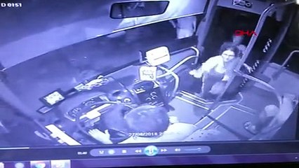 Otobüste çantasını unutan kadın, çantasını geri getiren şoförü darp etti