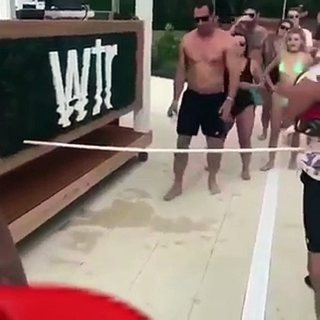 Quand une jeune femme fait un limbo en maillot de bain - Vidéo Dailymotion