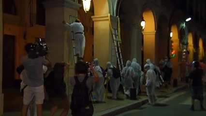 Decenas de personas participan en una retirada masiva de lazos amarillos