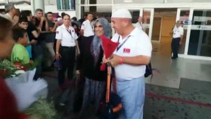 Antalya’da ilk hac kafilesini mahşeri kalabalık karşıladı