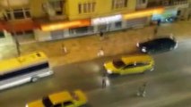 Şehir magandaları taksi şoförünü sokak ortasında darp etti... O anlar kamerada