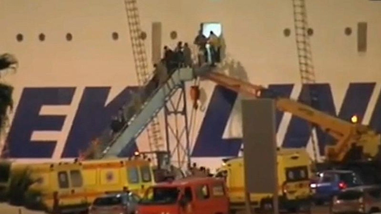 Hydra: Fähre mit 1000 Menschen an Bord fängt Feuer