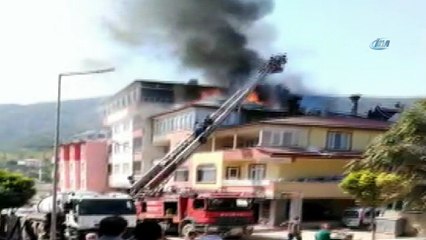 Tokat'ta 3 katlı binanın çatısı alev alev yandı