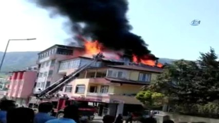 Tokat'ta 3 Katlı Binanın Çatısı Alev Alev Yandı