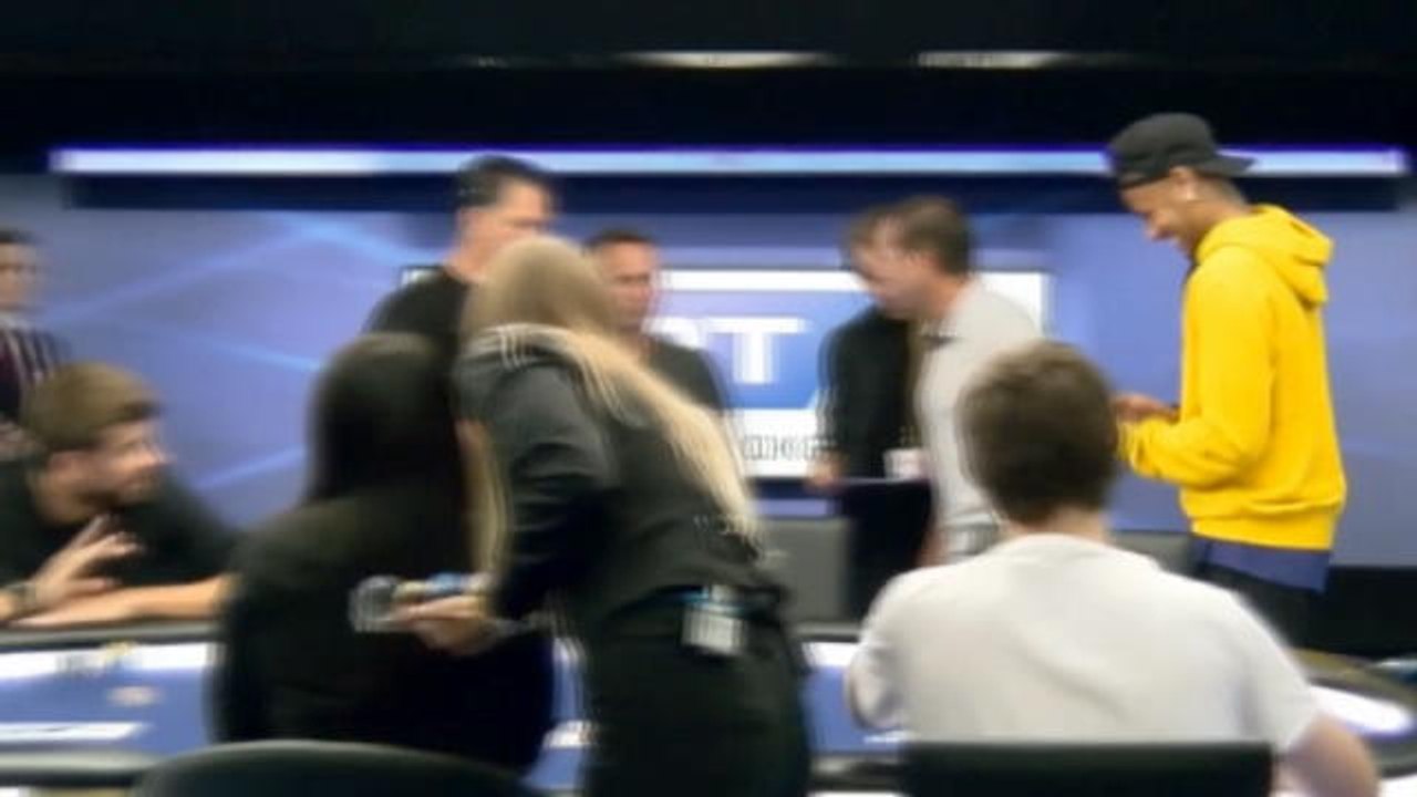 لقطة: كرة قدم: بيكيه ونيمار يضيفان أجواءً من المرح على لعبة البوكر