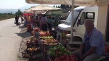 Treg i hapur në Berat, ushqimet shiten në rrugë  - Top Channel Albania - News - Lajme