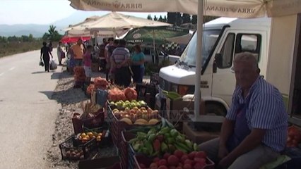 Descargar video: Treg i hapur në Berat, ushqimet shiten në rrugë  - Top Channel Albania - News - Lajme