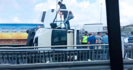 Son Dakika! Küçükçekmece'de Kamyonet Devrildi! D-100 Karayolunda İki Şerit Trafiğe Kapandı