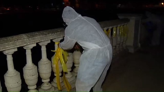 Decenas de personas retiran lazos amarillos en varias localidades catalanas