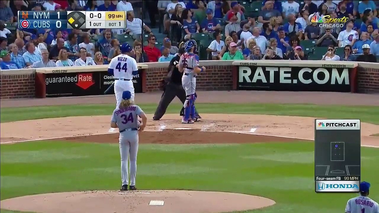 Ce supporter de Baseball attrape une balle avec son verre et le vide