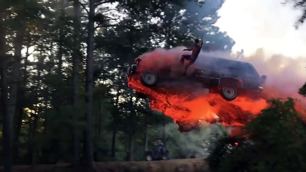 Une voiture en feu saute au dessus d'un lac... Cascade époustouflante