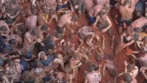 Buñol se tiñe de rojo con la Tomatina