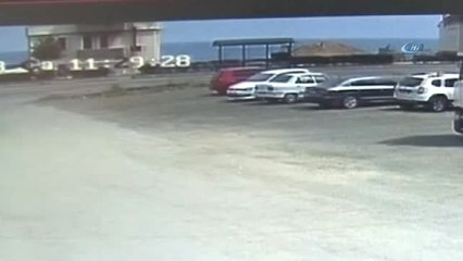 Feci Kaza Kamerada...karşı Şeride Geçen Otomobil İkiye Bölündü: 1 Ölü, 12 Yaralı