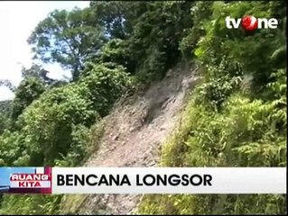 Material Longsor Menutupi Badan Jalan di Kabupaten Dairi