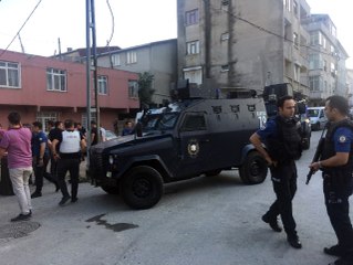 Cezaevi Firarisini Yakalamak İsteyen Polise Taşlı Saldırı