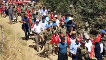 Türk bayraklarıyla Gomane Dağı'na tırmanıp zirvede halay çektiler - HAKKARİ