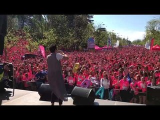 La cantante Rosa López cantando en la Carrera de la Mujer de Madrid
