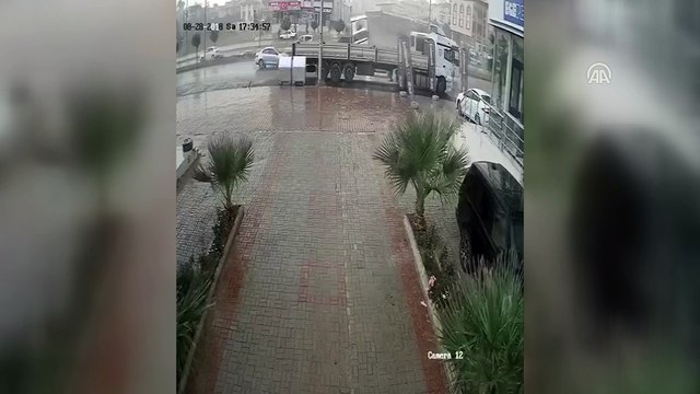 Kamyonun devrilme anı güvenlik kamerasında - İZMİR